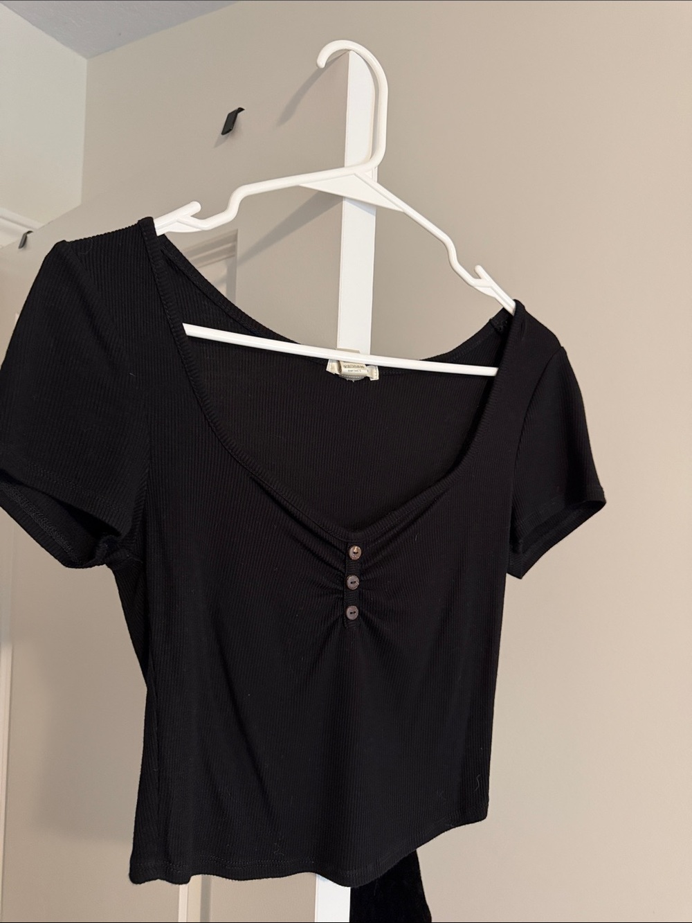 10 for $20 💥 Black Short Sleeve Scoop Neck Button Detail Top